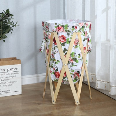 Faltbarer Wäschekorb mit Holzständer