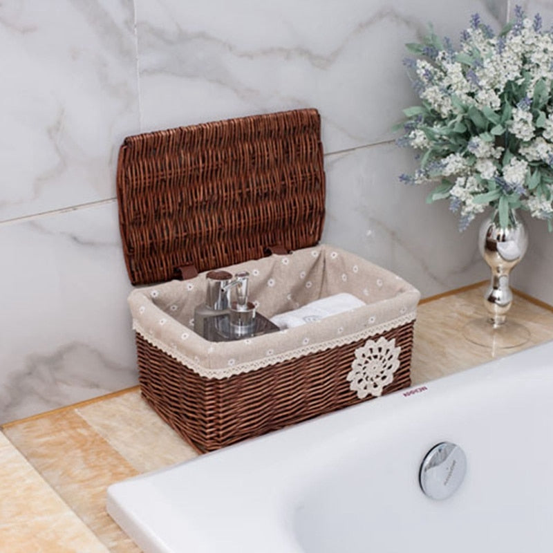 Boxförmiger handgefertigter Wäschekorb mit Deckel