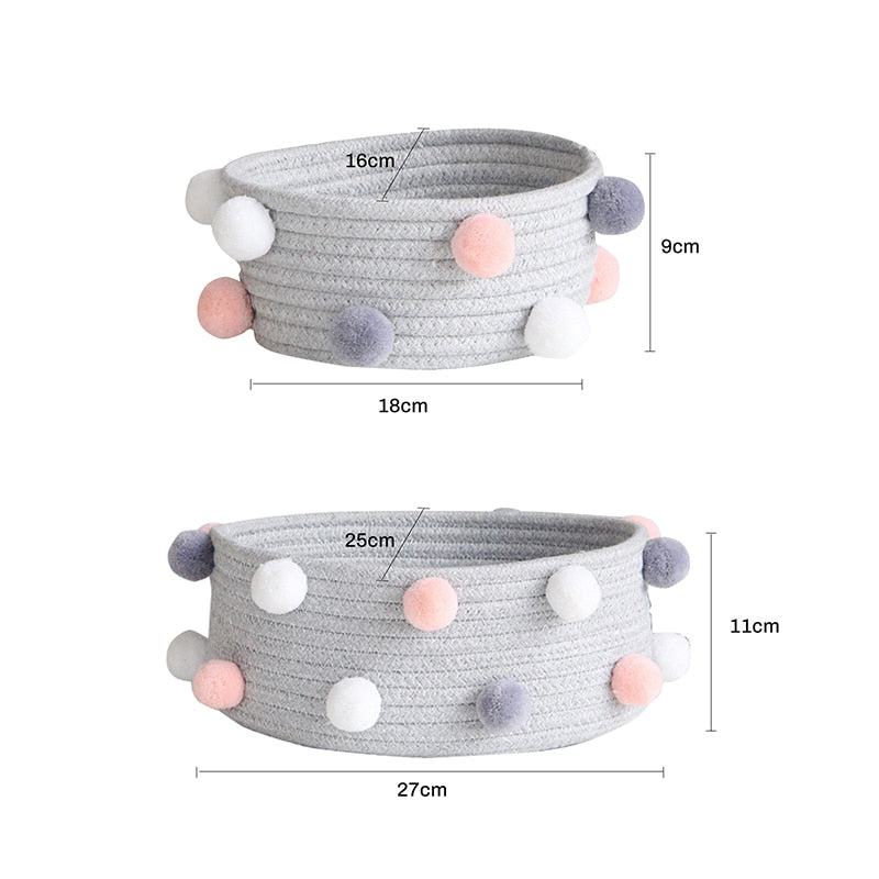 Handgefertigter Wäschekorb mit Bommeln aus Baumwolle