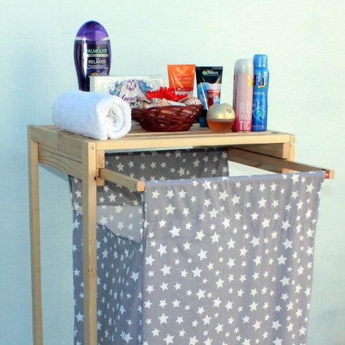 Wäschekorb aus Holz mit einem Regal