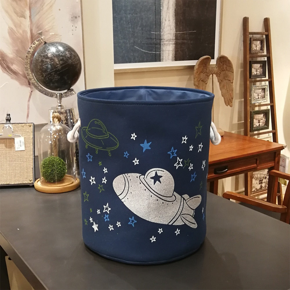 Sterne und Raumschiff Wäschekorb fürs Kinderzimmer