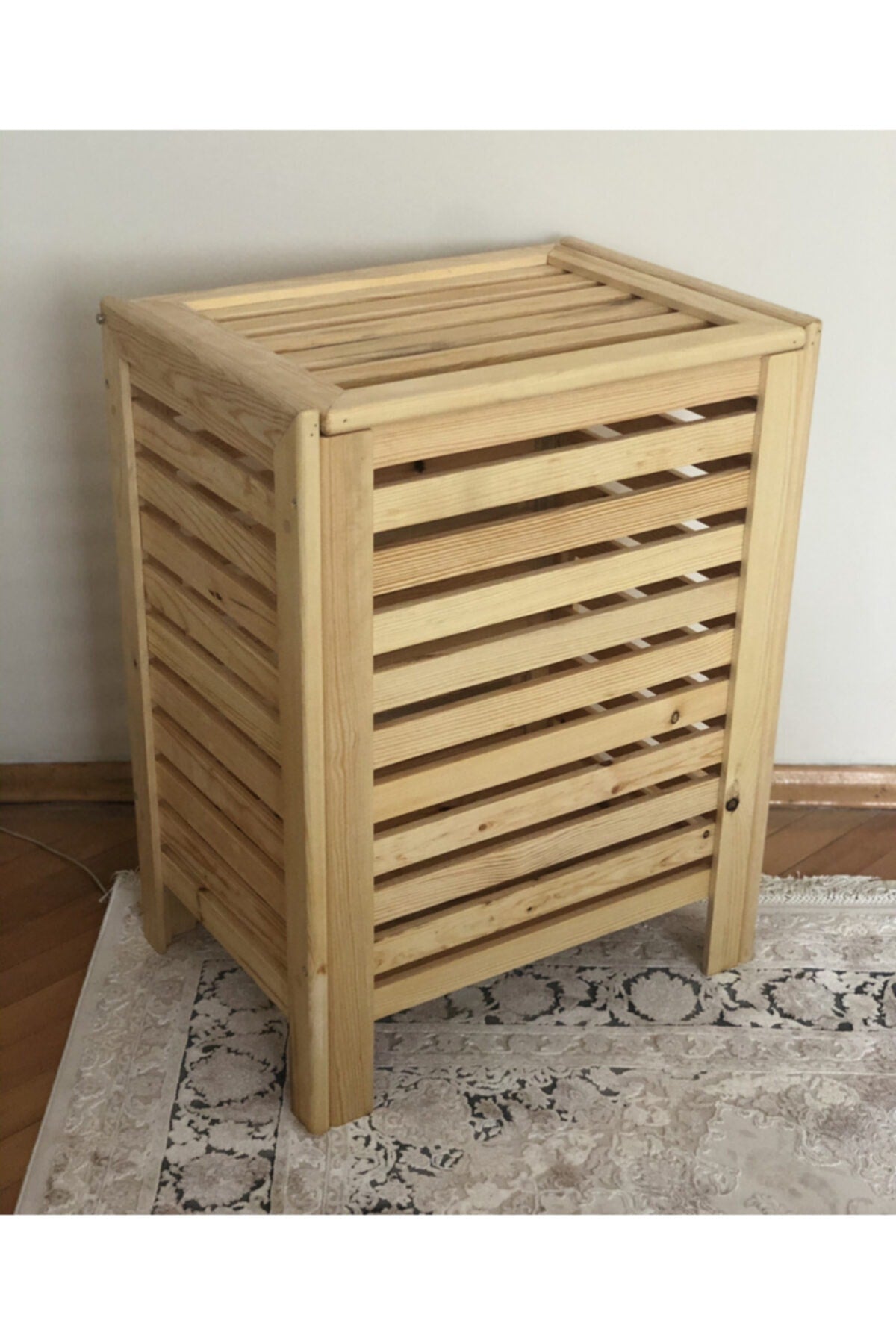 Großer Wäschekorb aus Holz zur Aufbewahrung