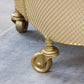 Wäschekorb im modernen Stil aus goldenem Metall mit Rädern